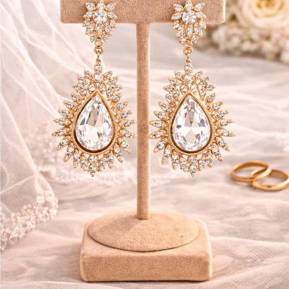 paparazzi Jewelry - paparazzi Gold Teardrop Clear Crystal Dangle Earrings